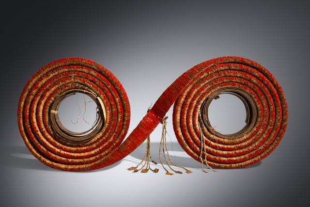 Rare rouleau de monnaie de plumes "manahau" ou "tevau", Îles Salomon - Îles Santa Cruz, Ndende, Taille: L: 71 cm H: 35 cm / 39 cm (L: 28.0 inch H: 13.8 inch / 15.4 inch), ID: 3053450