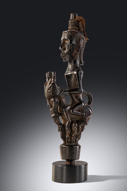 Bouchon sculpté à décor figuratif d’un récipient à médecine "perminaken", Indonésie - Sumatra, Toba-Batak, Taille: H: 26,5 cm (H: 10.4 inch), ID: 3053534