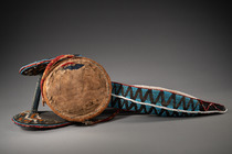 Seltene Form eines perlenbestickten Tanzaufsatzes, Kameruner Grasland, Bamileke, Größe: H: 27 cm L: 61 cm (H: 10.6 inch L: 24.0 inch), ID: 3053425 - 4/7