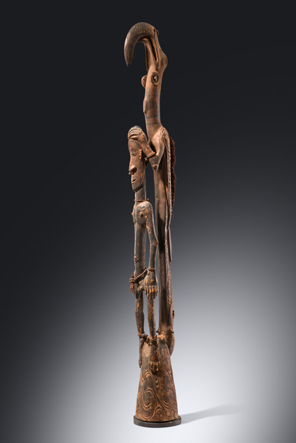 Poteau figuratif: être humain et être hybride humain-oiseau, Papouasie-Nouvelle-Guinée, Sawos, Taille: H: 120 cm (H: 47.2 inch), ID: 3053513