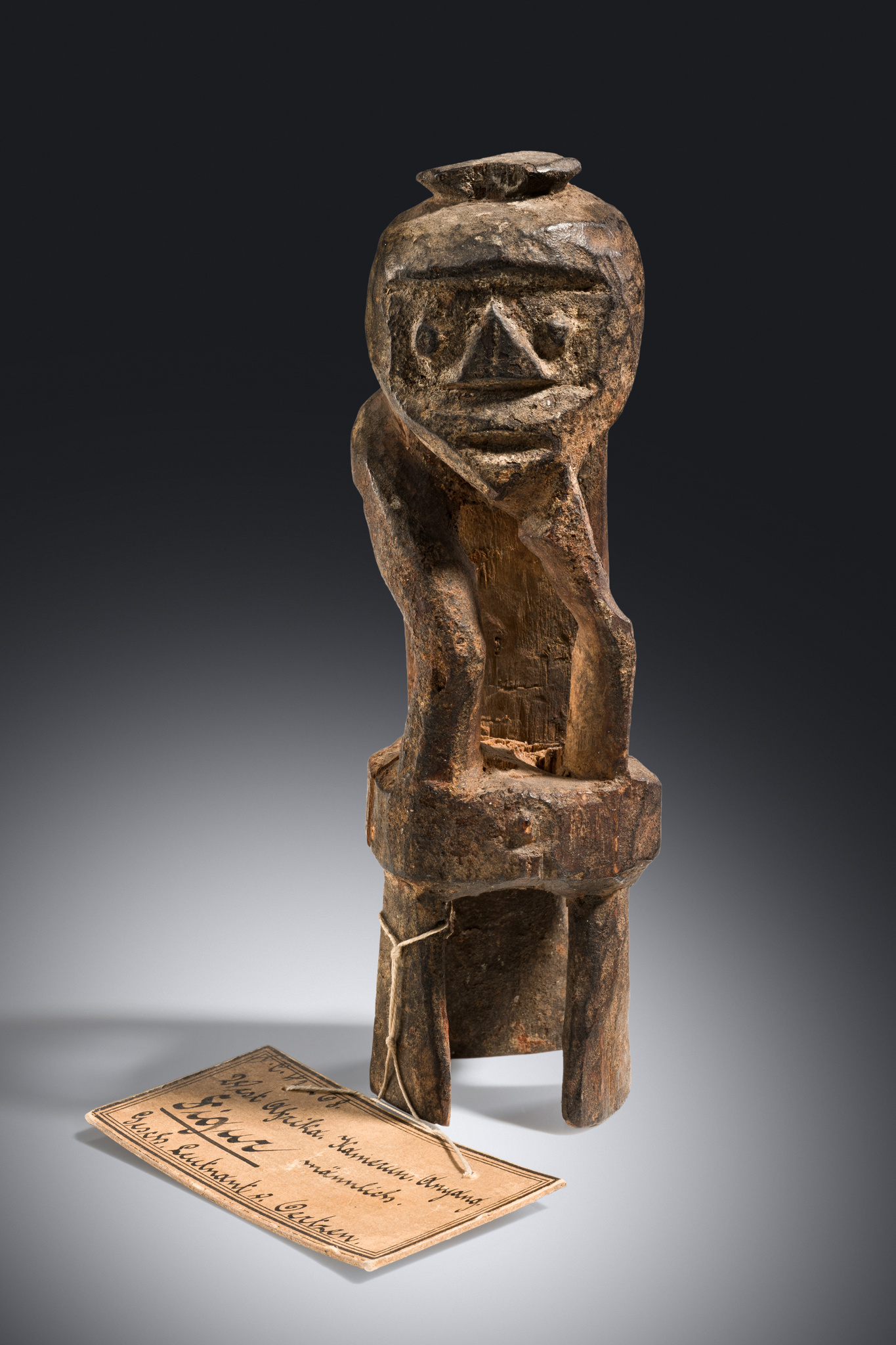 Small seated figure, Cameroon, Anyang, Size: H: 14 cm (H: 5.5 inch), ID: 3053592