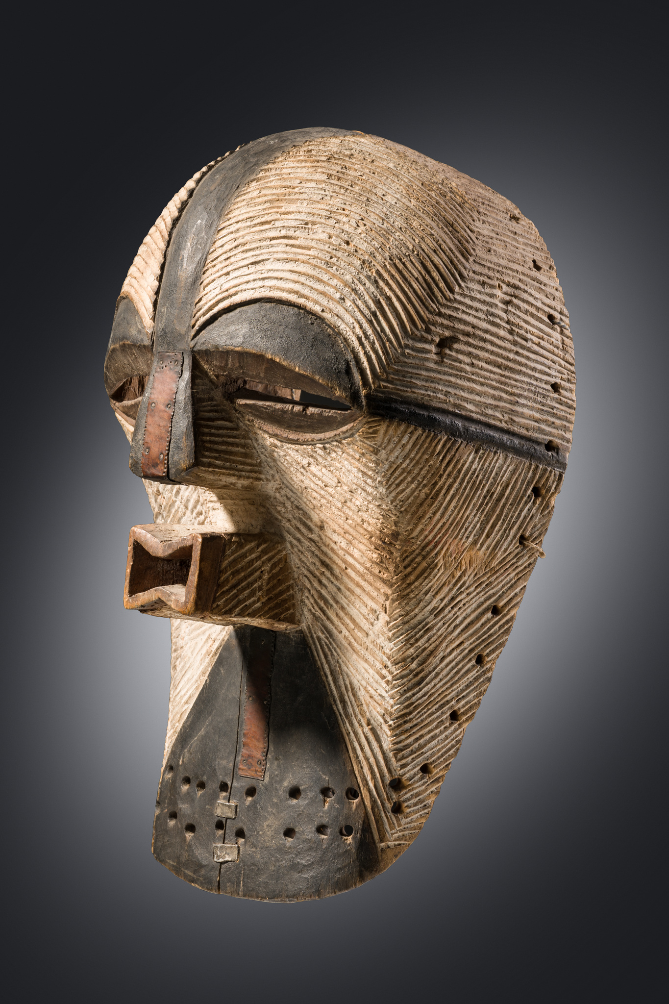 Maske "kifwebe", weiblicher Typus "kikashi", D. R. Kongo, Songe, Größe: H: 34 cm (H: 13.4 inch), ID: 3053566