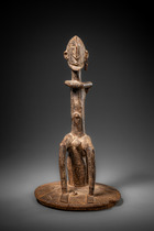 Deckel eines Ritualgefäßes mit sitzender männlicher Figur "ogo banya" oder "ogo koro", Mali, Dogon, Größe: H: 38,8 cm (H: 15.3 inch), ID: 3053546 - 2/8