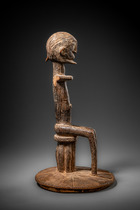 Deckel eines Ritualgefäßes mit sitzender männlicher Figur "ogo banya" oder "ogo koro", Mali, Dogon, Größe: H: 38,8 cm (H: 15.3 inch), ID: 3053546 - 3/8