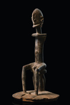 Deckel eines Ritualgefäßes mit sitzender männlicher Figur "ogo banya" oder "ogo koro", Mali, Dogon, Größe: H: 38,8 cm (H: 15.3 inch), ID: 3053546 - 5/8