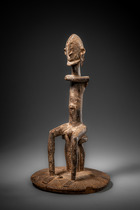 Deckel eines Ritualgefäßes mit sitzender männlicher Figur "ogo banya" oder "ogo koro", Mali, Dogon, Größe: H: 38,8 cm (H: 15.3 inch), ID: 3053546 - 6/8