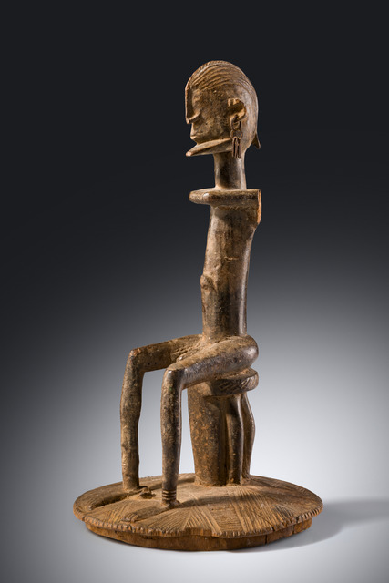Couvercle de récipient rituel surmonté d’une figure masculine assise "ogo banya" ou "ogo koro", Mali, Dogon, Taille: H: 38,8 cm (H: 15.3 inch), ID: 3053546