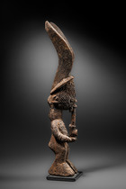 Petite figure de sanctuaire "ikenga" avec pipe, Nigéria, Igbo, Taille: H: 40,5 cm (H: 15.9 inch), ID: 3053467 - 3/4