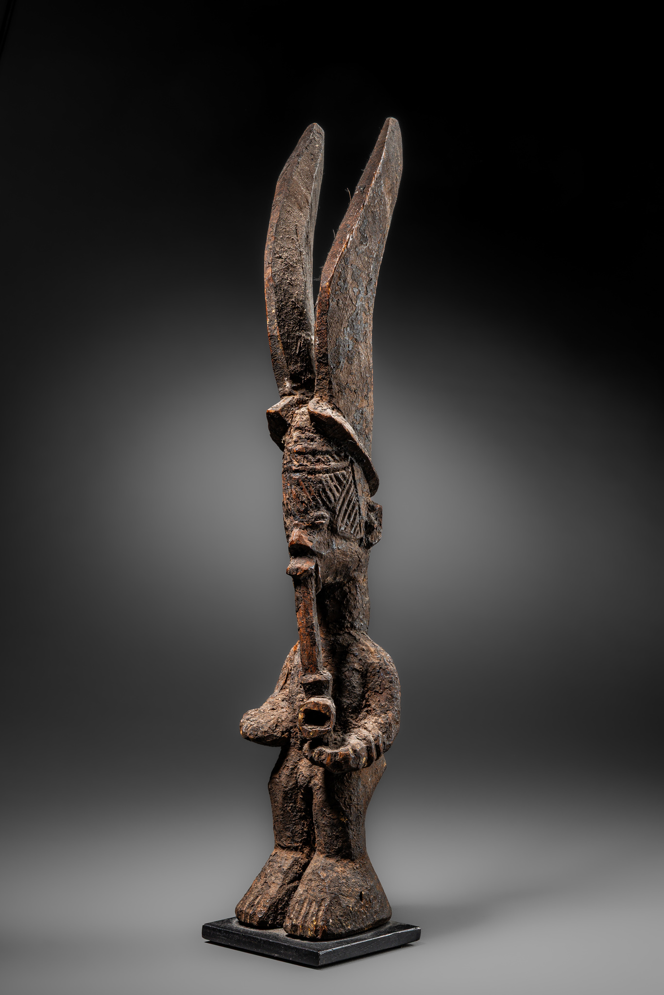 Petite figure de sanctuaire "ikenga" avec pipe, Nigéria, Igbo, Taille: H: 40,5 cm (H: 15.9 inch), ID: 3053467
