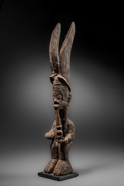 Kleine Schreinfigur "ikenga" mit Pfeife, Nigeria, Igbo, Größe: H: 40,5 cm (H: 15.9 inch), ID: 3053467
