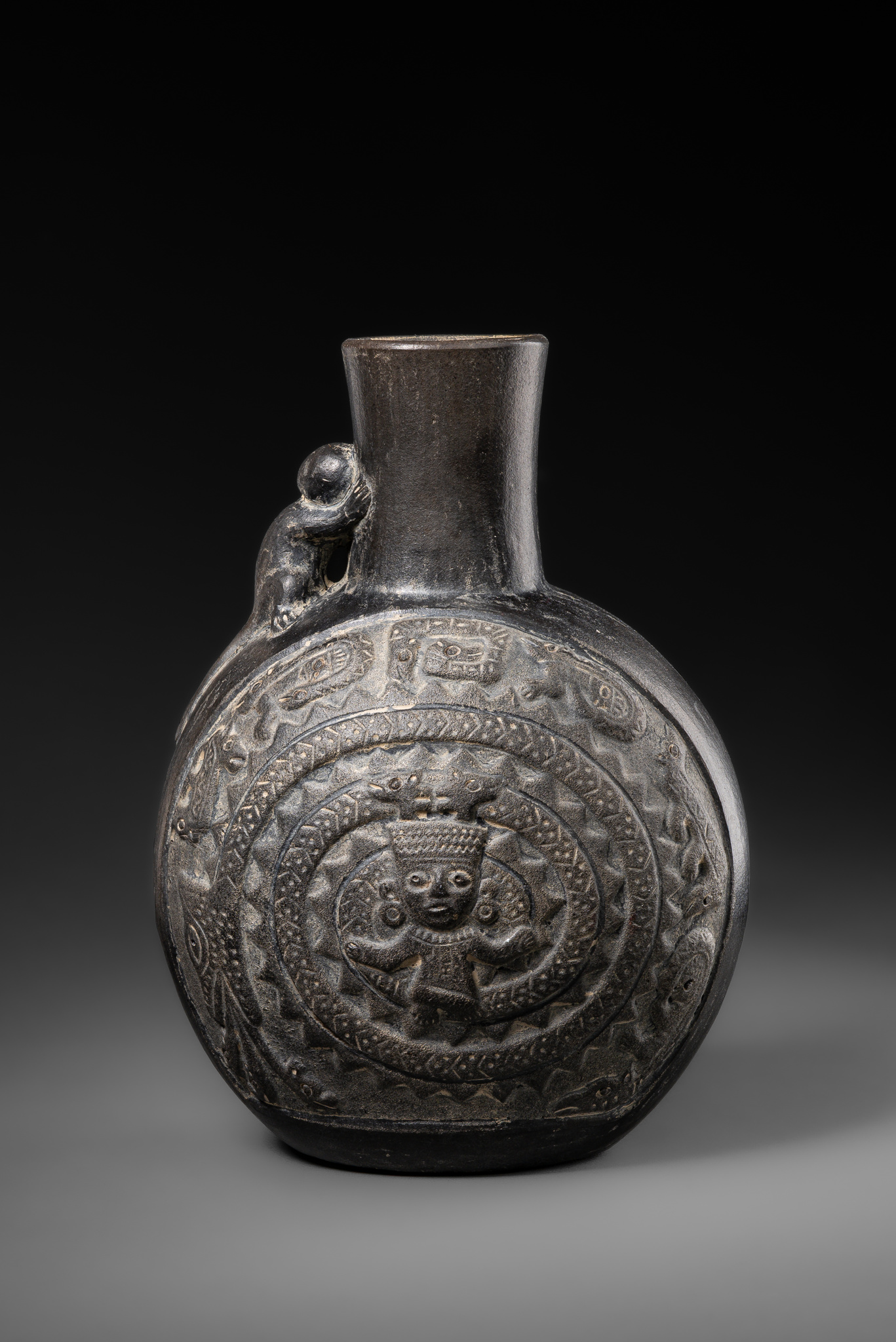 Reliefiertes Flaschengefäß, Späte Zwischenperiode, ca. 900 - 1470 n.Chr., Peru, Chimu, Größe: H: 20,5 cm (H: 8.1 inch), ID: 3053523