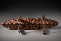 Nackenstütze mit Geisterköpfen, Papua-Neuguinea - Sepik, Größe: H: 15,5 cm L: 47,5 cm (H: 6.1 inch L: 18.7 inch), ID: 3053723 - 3/4