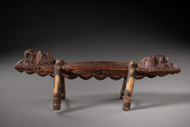 Nackenstütze mit Geisterköpfen, Papua-Neuguinea - Sepik, Größe: H: 15,5 cm L: 47,5 cm (H: 6.1 inch L: 18.7 inch), ID: 3053723 - 4/4