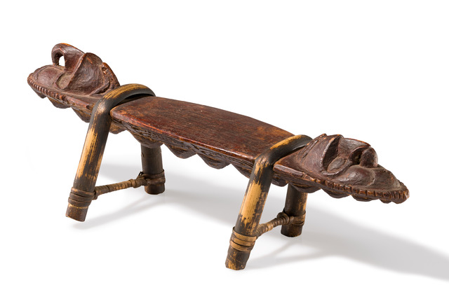 Nackenstütze mit Geisterköpfen, Papua-Neuguinea - Sepik, Größe: H: 15,5 cm L: 47,5 cm (H: 6.1 inch L: 18.7 inch), ID: 3053723