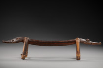 Nackenstütze mit Krokodilköpfen, Papua-Neuguinea - Sepik, Größe: H: 13 cm L: 56,5 cm (H: 5.1 inch L: 22.2 inch), ID: 3053725 - 2/6