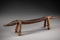 Nackenstütze mit Krokodilköpfen, Papua-Neuguinea - Sepik, Größe: H: 13 cm L: 56,5 cm (H: 5.1 inch L: 22.2 inch), ID: 3053725 - 3/6