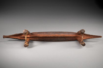 Nackenstütze mit Krokodilköpfen, Papua-Neuguinea - Sepik, Größe: H: 13 cm L: 56,5 cm (H: 5.1 inch L: 22.2 inch), ID: 3053725 - 4/6