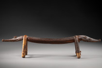 Nackenstütze mit Krokodilköpfen, Papua-Neuguinea - Sepik, Größe: H: 13 cm L: 56,5 cm (H: 5.1 inch L: 22.2 inch), ID: 3053725 - 5/6