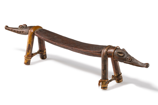 Nackenstütze mit Krokodilköpfen, Papua-Neuguinea - Sepik, Größe: H: 13 cm L: 56,5 cm (H: 5.1 inch L: 22.2 inch), ID: 3053725