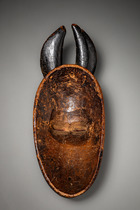 Masque "gu" à cornes animales, Côte d'Ivoire, Guro, Taille: H: 34,5 cm (H: 13.6 inch), ID: 3053629 - 3/4