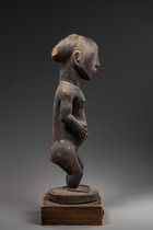 Stehende männliche Ahnenfigur "singiti", D. R. Kongo, Hemba, Größe: H: 50,5 cm (H: 19.9 inch), ID: 3053710 - 3/5