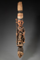 Verandapfosten mit Reiterfigur, von Agonbiofe Adeshina, Nigeria, Yoruba, Region Ekiti, Dorf Efon-Alaye, Größe: H: 129 cm (H: 50.8 inch), ID: 3053734 - 3/5