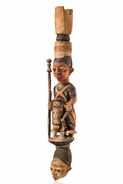 Verandapfosten mit Reiterfigur, von Agonbiofe Adeshina, Nigeria, Yoruba, Region Ekiti, Dorf Efon-Alaye, Größe: H: 129 cm (H: 50.8 inch), ID: 3053734