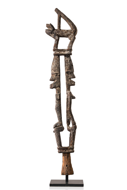 Tanzaufsatz mit zwei menschlichen Figuren und einer Tierplastik, Nigeria, Urhobo, Größe: H: 80,5 cm (H: 31.7 inch), ID: 3053667