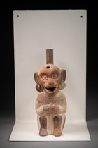 Récipient à goulot en étrier: singe assis, Moche IV, période intermédiaire précoce, vers 400–600 apr. J.-C., Pérou, Moche, Taille: H: 26 cm (H: 10.2 inch), ID: 3053741 - 2/4