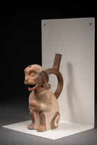 Récipient à goulot en étrier: singe assis, Moche IV, période intermédiaire précoce, vers 400–600 apr. J.-C., Pérou, Moche, Taille: H: 26 cm (H: 10.2 inch), ID: 3053741 - 3/4