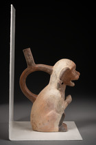 Récipient à goulot en étrier: singe assis, Moche IV, période intermédiaire précoce, vers 400–600 apr. J.-C., Pérou, Moche, Taille: H: 26 cm (H: 10.2 inch), ID: 3053741 - 4/4