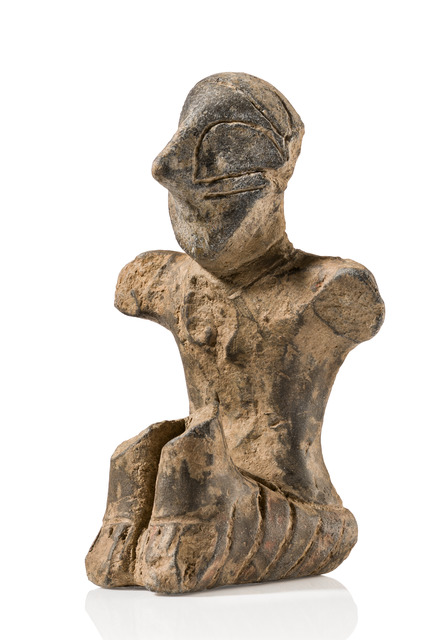 Idole de Vinca assise, Ve millénaire av. J.-C., Région danubienne, Balkans, Taille: H: 9 cm (H: 3.5 inch), ID: 3053754
